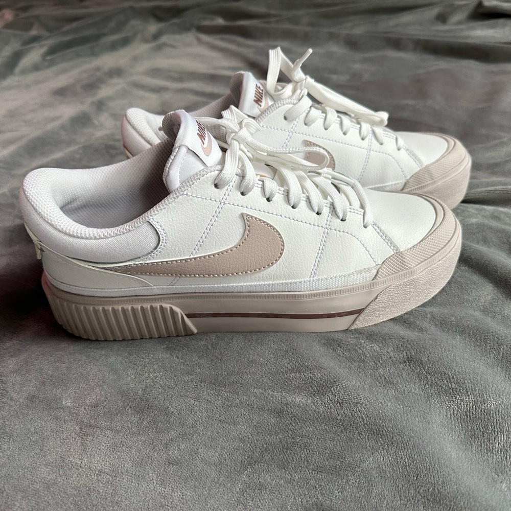 Women's Nike Court Legacy Lift size 8.5